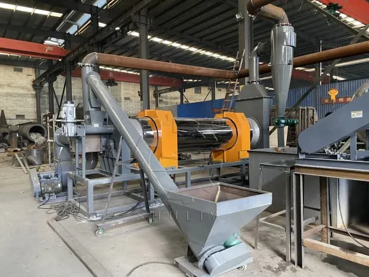 Crusher Machine Equipped With Carbonization Machine